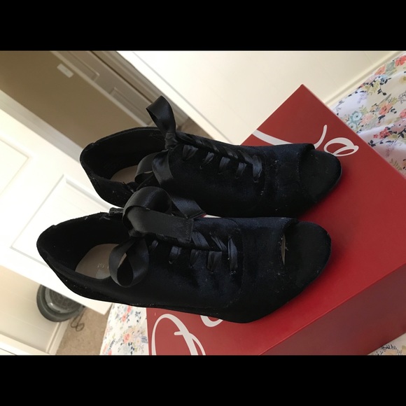 Black velvet shoes only worn once—size 7 1/2 - Picture 7 of 7
